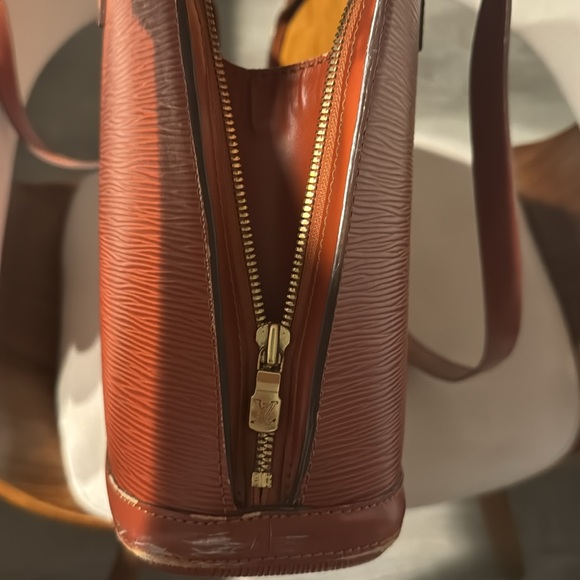 ON SALE‼️‼️‼️. Louis Vuitton Brown Epi Shoulder Bag🔥 Great big size. - Picture 9 of 11